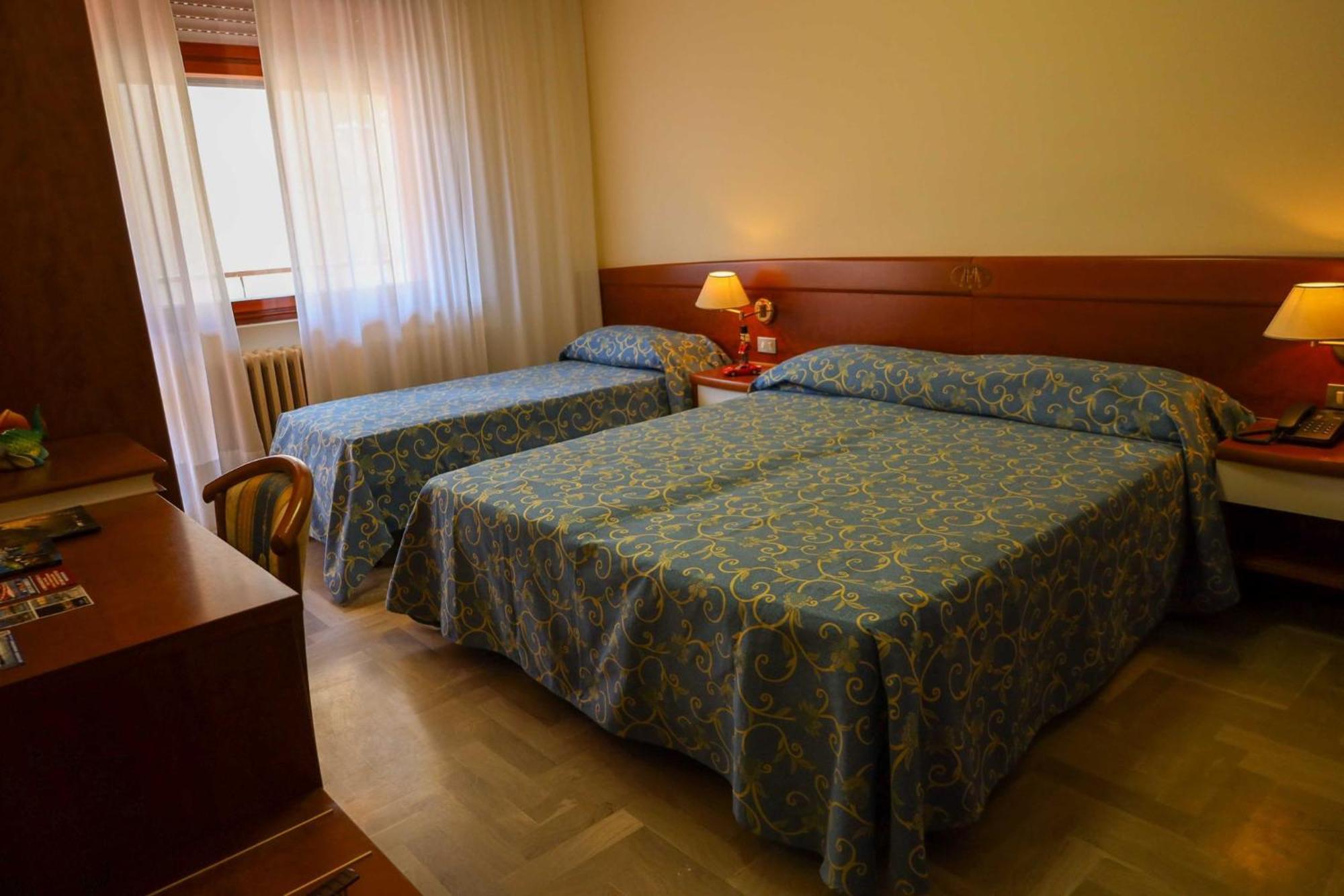 Easy Hotel Meryon Sottomarina Exterior photo